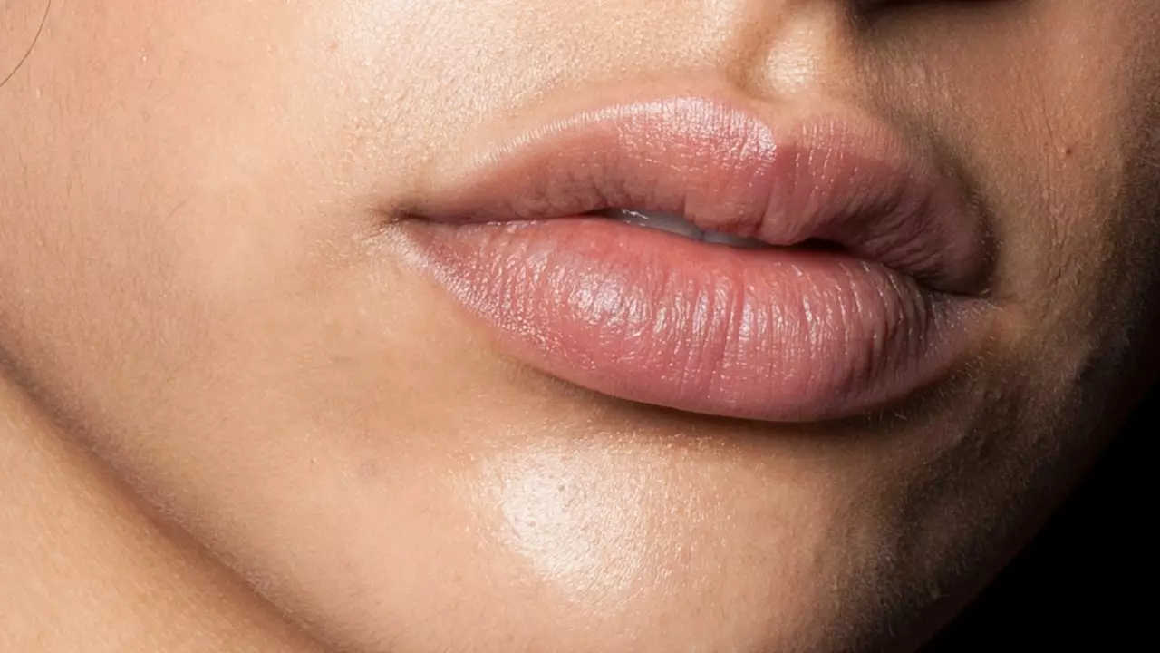 How to treat chapped skin around the eyes and lips